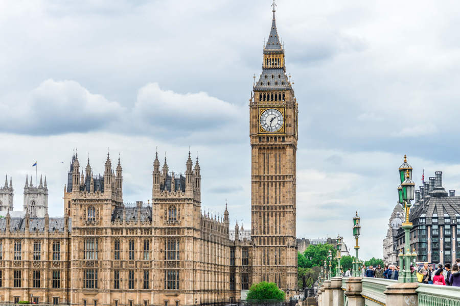An across the river shot of the alace of Westminster and Big Ben.