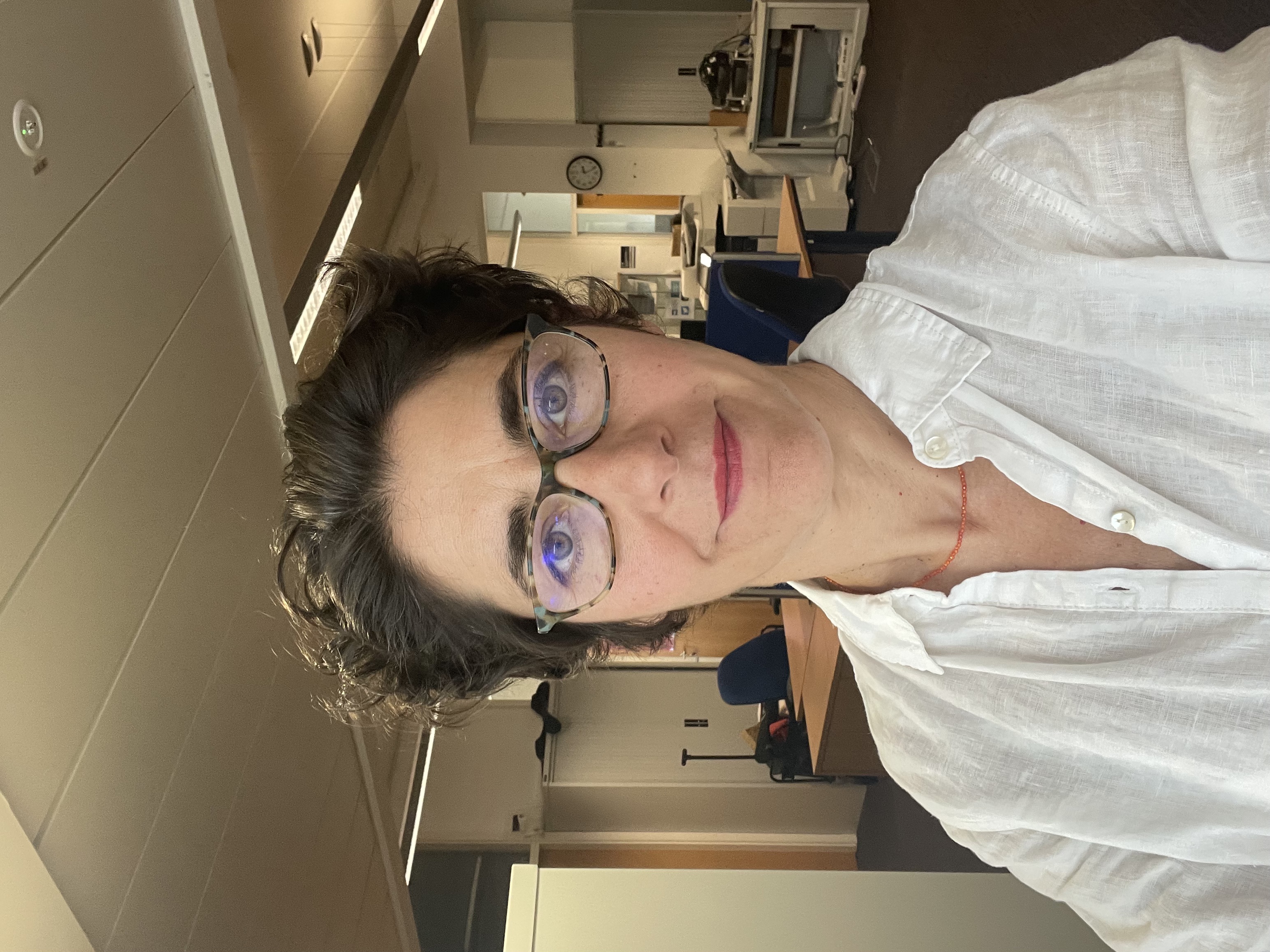 Headshot image of Elvira Pérez Vallejos
